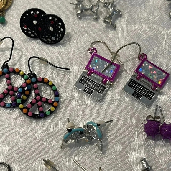 Fun earring lot for kids/women 31 pairs! Pierced earrings dangles studs fashion - Picture 9 of 10